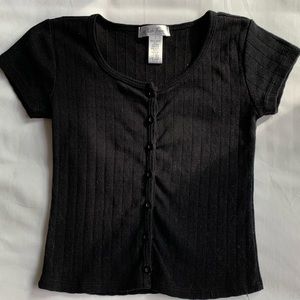 Tilly’s black knit buttoned tee, size small
